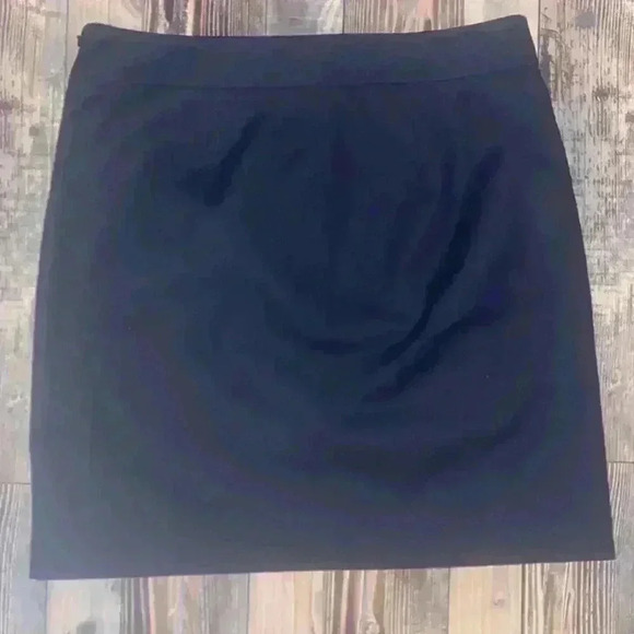 Ann Taylor Factory Black skirt with button detailing size 12 - Picture 2 of 3